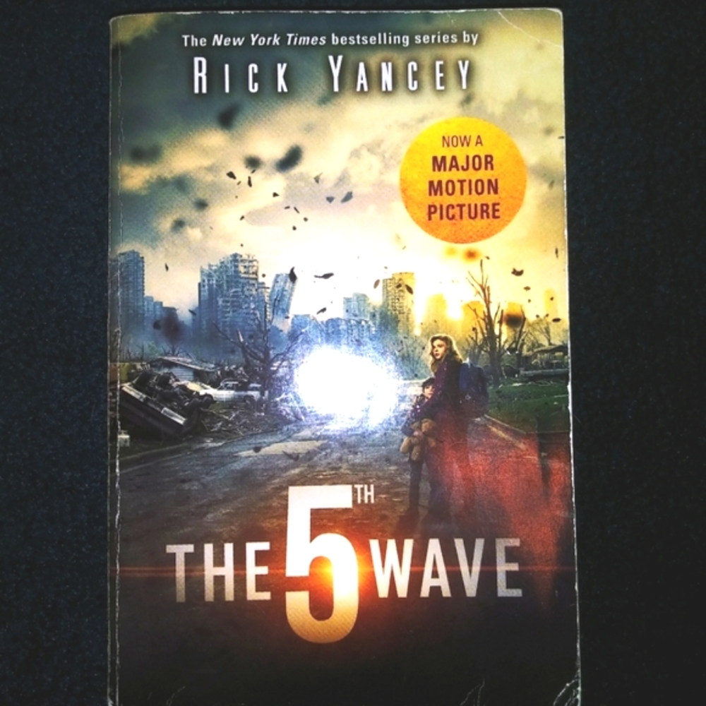 The 5th Wave paperback book